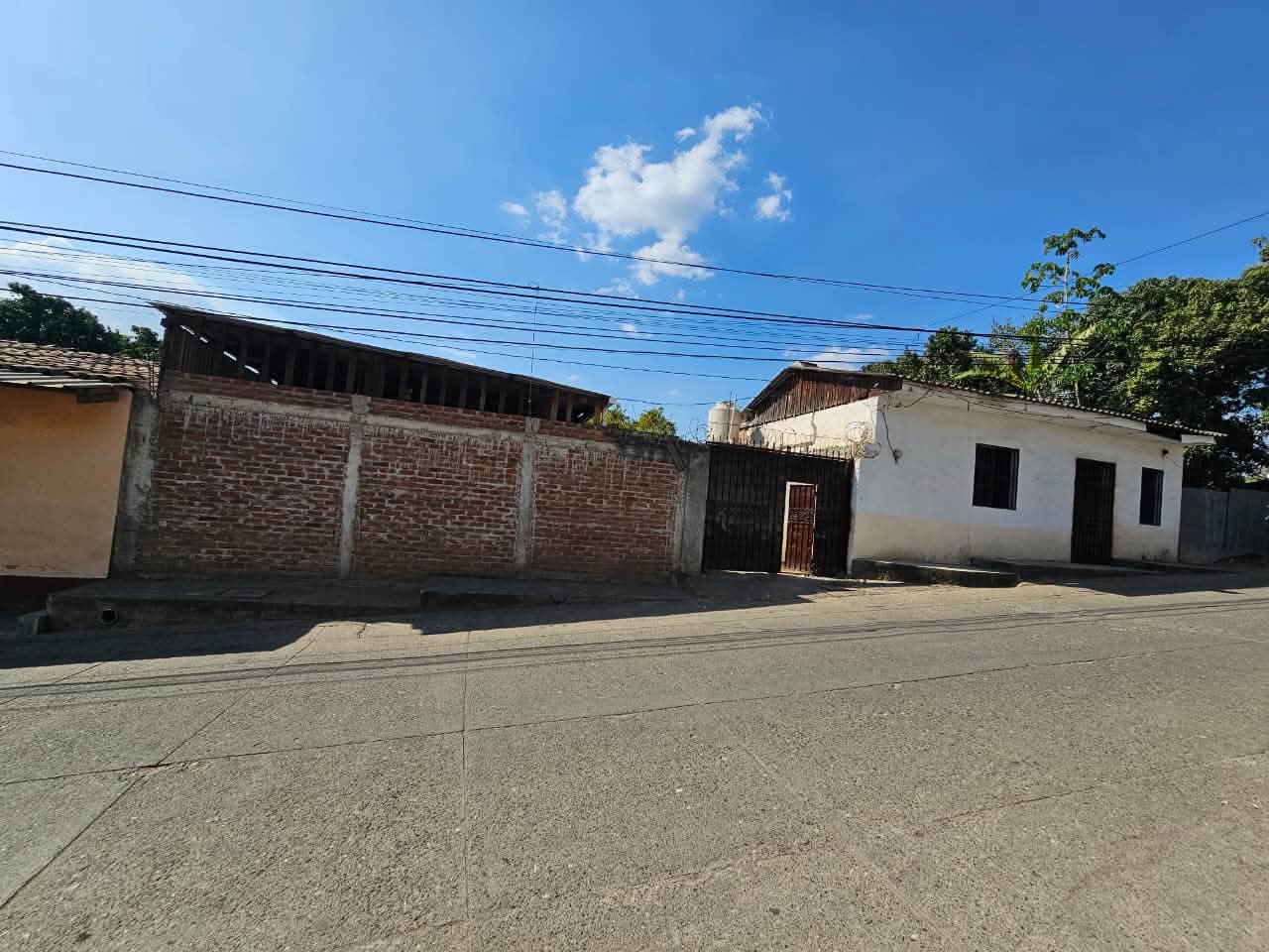 Casa céntrica con amplio terreno en Barrio Las Flores